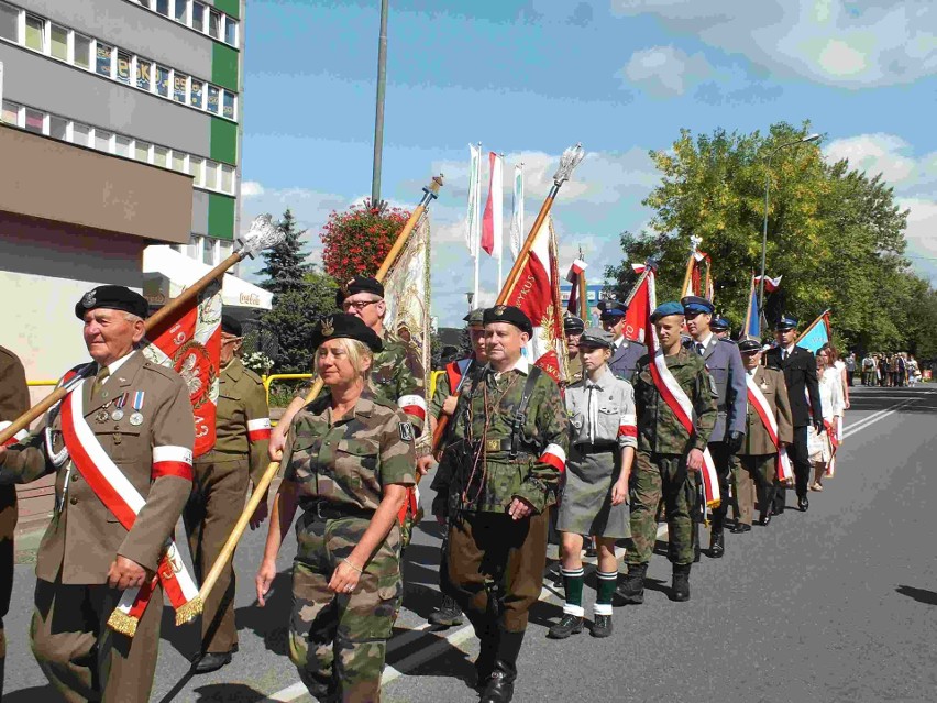 Obchody Dnia Wojska Polskiego w Starachowicach z odznaczeniami i... wyścigami 
