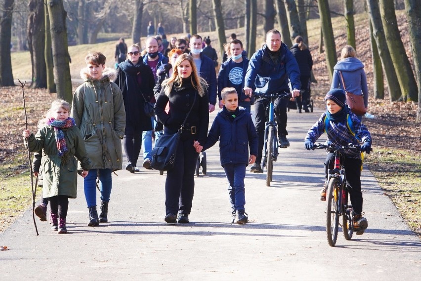 Słoneczna pogoda sprawiła, że spora część poznaniaków...