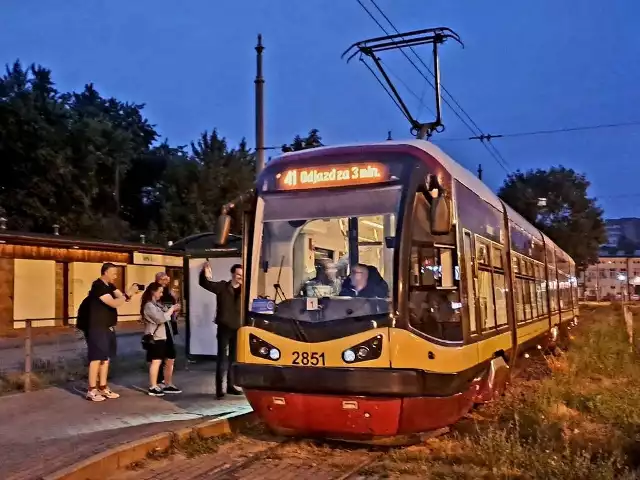 Po czteroletniej przerwie wymuszonej remontem torowiska z pętli przy planu Niepodległości z Łodzi do Pabianic startuje pierwszy tramwaj MPK Łódź.