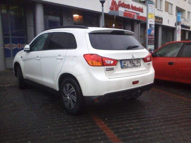 Galeria Antoniuk. Mitsubishi zajmuje dwa miejsca parkingowe (zdjęcia)