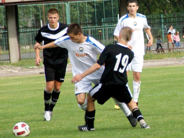 Juniorzy młodsi Stali Mielec (biało-niebieskie stroje) musieli uznać wyższość rywala z Olsztyna, który w półfinale zagra z Cracovią.