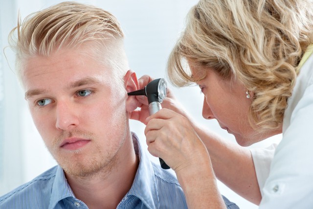 „Covidowe ucho” to objaw dotyczący najczęściej osób powyżej 40. roku życia. Symptom ten pojawia się w trakcie infekcji COVID-19 lub już po jej wyleczeniu.