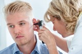 „Covidowe ucho” – coraz częstszy objaw po przejściu COVID-19. Jakie symptomy świadczą o problemach ze słuchem?