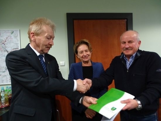 Bogusław Król, wójt Zielonek (z lewej) i Władysław Kwiatek z firmy Kontrakt po podpisaniu umowy na modernizację budynku dla LKS Zieleńczanka