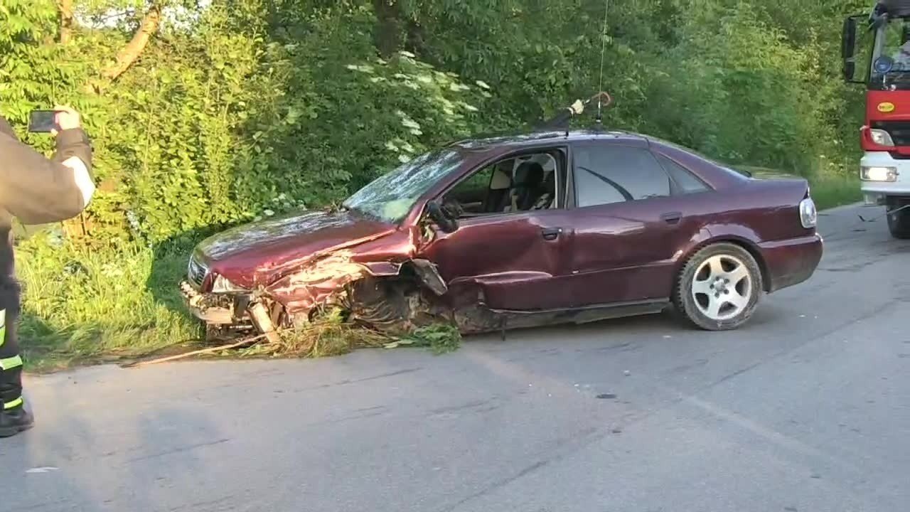 Samochód wpadł do stawu po czołowym zderzeniu. Czterech