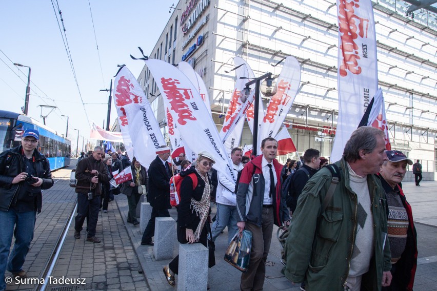 Tak 10 lat temu w Krakowie żegnano prezydenta RP Lecha Kaczyńskiego ARCHIWALNE ZDJĘCIA