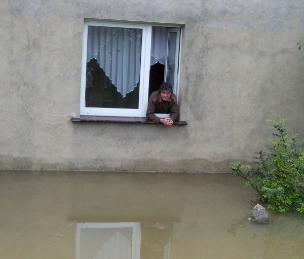 Krapkowice, ulica Kozielska. Tu w najgłębszym miejscu woda doszła do wysokości 1,80 m.