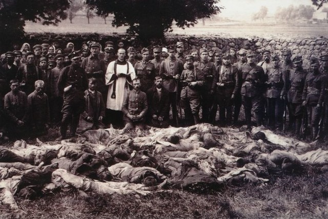 W wojnie polsko-bolszewickiej dochodziło do dramatycznych zdarzeń. Pod koniec sierpnia 1920 roku Sowieci usiekli 45 żołnierzy polskich broniących Lemana w powiecie kolneńskim. Jeńców nie brano. Na zdjęciu: ksiądz w otoczeniu wojskowych i mieszkańców Lemana nad zwłokami pomordowanych żołnierzy z Kowieńskiego Pułku Strzelców