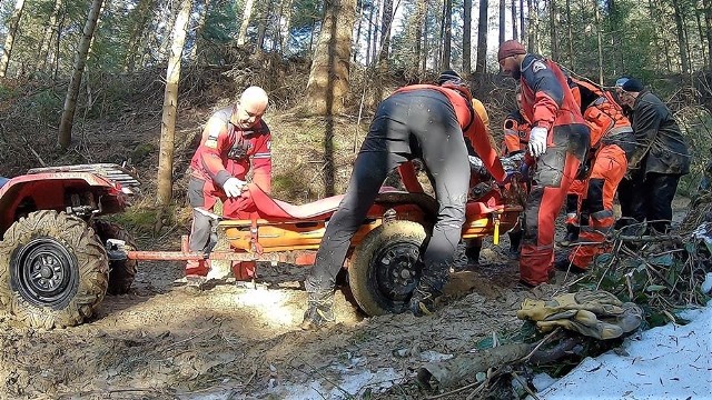 35-letni mężczyzna podczas spaceru w lesie poślizgnął się na lodzie i upadł z około jednego metra. Interweniowali ratownicy Grupy Bieszczadzkiej GOPR.Jak informują ratownicy Stacji Centralnej GOPR w Sanoku do wypadku doszło we wtorek. 35-letni sanoczanin wybrał się na spacer w rejonie Olchowiec. Polna droga była oblodzona, więc szedł skrajem. W pewnym momencie poślizgnął się gdzie było urwisko. Upadł z wysokości ok. jednego metra. - Doznał poważnego uszkodzenia miednicy i kończyny dolnej - informują goprowcy. Goprowcy dotarli na miejsce wspólnie z ratownikami ZRM Sanok. Mężczyzna został opatrzony i przetransportowany do śmigłowca sanockiego LPR. Trafił do Centrum Urazowego w Rzeszowie.FLESZ: Wypadki drogowe - pierwsza pomoc WYPADKI NA PODKARPACIU:Wypadek z udziałem motocyklisty [ZDJĘCIA]Ford dachował w rowie z wodą. W aucie było dziecko [ZDJĘCIA]Wypadek w Rzeszowie. Kierowca renault wbił się w autobus MPK