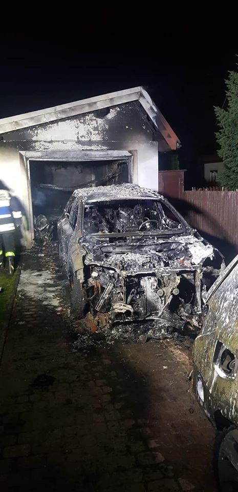 Pożar garażu w Michałowicach, zaparkowane w  nim samochody spłonęły doszczętnie