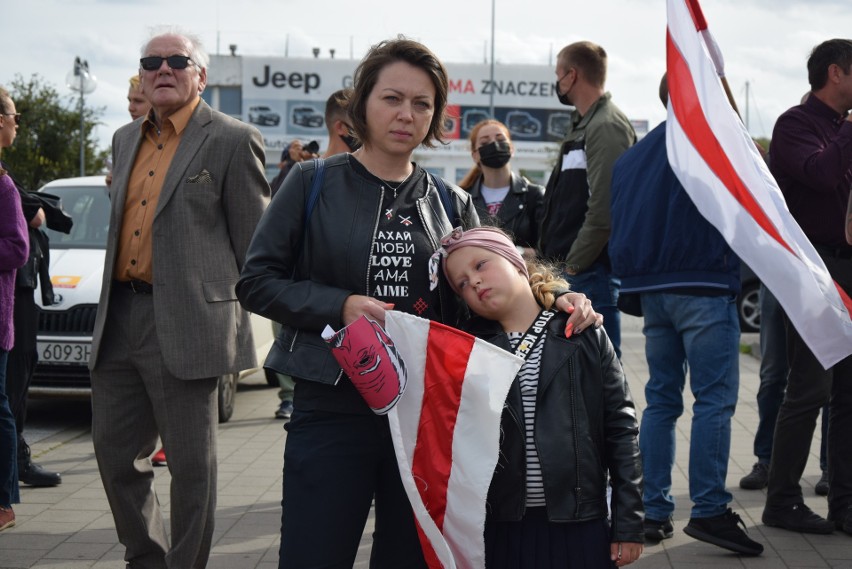 W Gdyni akcja solidarnościowa z protestującymi Białorusinami. Marsz i "pałowanie" przeciwników, tak wygląda rzeczywistość na Białorusi