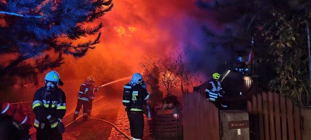 Akcja gaśnicza trwała kilka godzin. Niestety, dom przy ul. Sosnowej w Nowej Wsi Wielskiej spłonął doszczętnie.