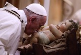 Pasterka w bazylice św. Piotra. Franciszek: Skupmy się na narodzinach dziecięcia i pozwólmy sobie być kochanymi