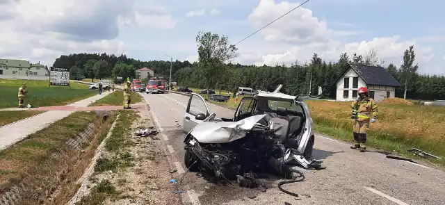 Wypadek w Chełmcach. Hyundai zderzył się z audi, a potem uderzył w słup.