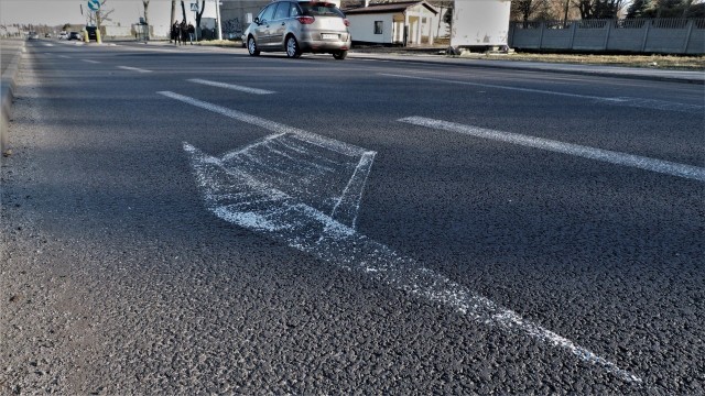 Nie widać pasów na przejściach dla pieszych, nie widać pasów wyznaczających oś jezdni, nie widać po prostu nic - alarmują kierowcy, nasi Czytelnicy.