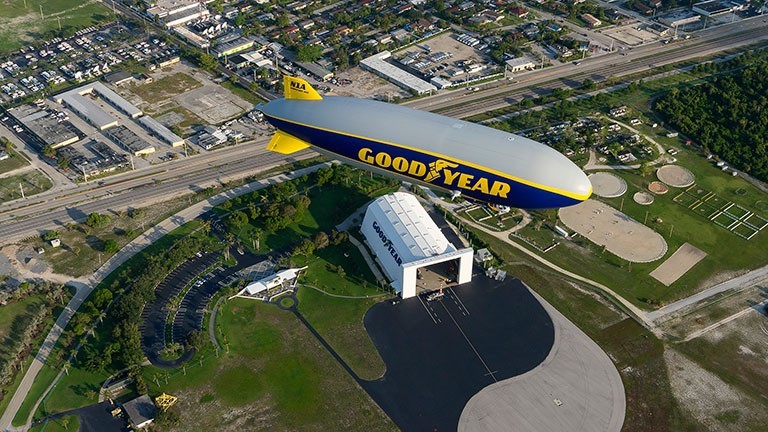 Jeden z największych sterowców na świecie Goodyear Blimp...