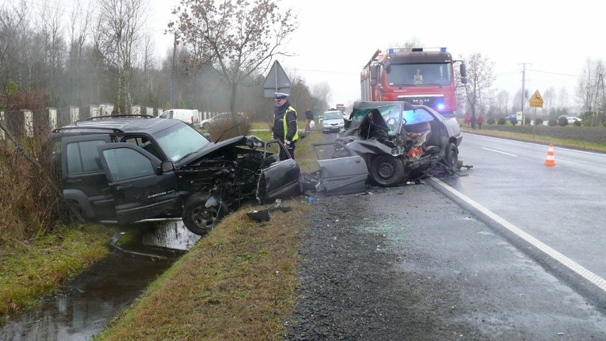 Śmiertelny wypadek w Helenowie pod Bełchatowem. Czołowe zderzenie dwóch samochodów [ZDJĘCIA]