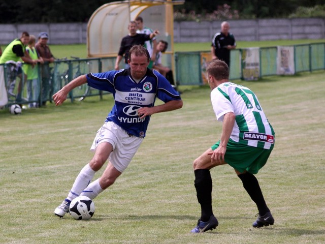 Crasnovia (niebieskie koszulki) zremisowała z Czarnymi 1-1. Nz. pojedynek 1. kolejki z Wisłoką.
