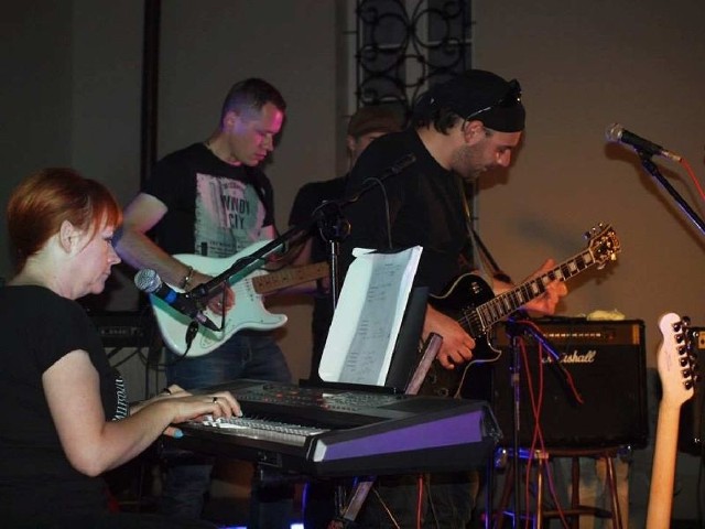 W koncercie bluesowym w wirydarzu pińczowskiego Belwederu wystąpił zespół Dob Blues Band z Pińczowa