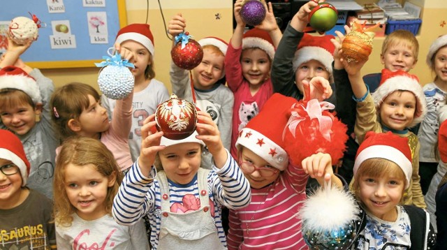 Pięciolatki z Przedszkola Tęczowego nr 12 prezentują piękne bombki, które będzie można licytować. Malwina (na zdjęciu w środku) trzyma tę wyjątkową, patriotyczną - na licytację przekazała ją premier Beata Szydło.