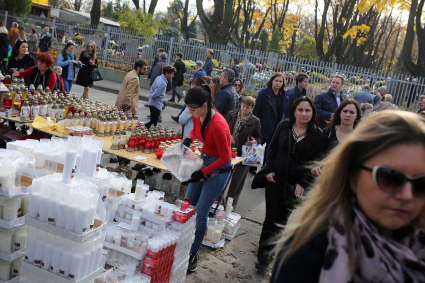 Wszystkich Świętych 2018. Na Cmentarzu Rakowickim handel kwitnie