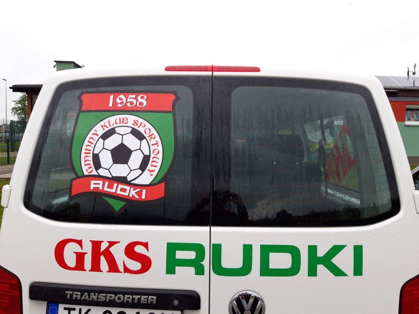 Czwartoligowy GKS Rudki zmienia się nie tylko pod względem sportowym. Wzbogacił się też o nowy samochód z logo klubu [ZDJĘCIA]