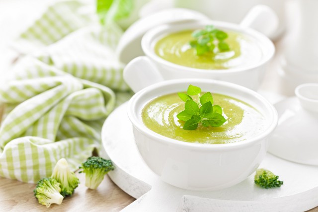 Zupę brokułową można przygotować z dodatkiem ziemniaków lub korzenia pietruszki.