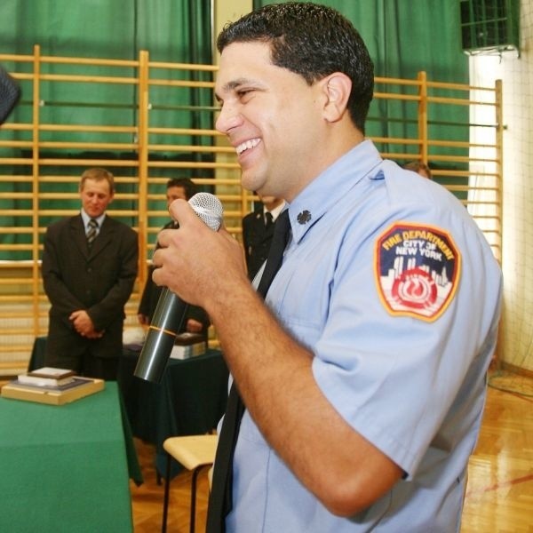 Kilka dni temu Ali Hawana, strażak z Nowego Jorku był w krzeszowskiej szkole i opowiadał młodzieży o zawodzie amerykańskiego strażaka. Gratulował też młodzieżowej drużynie strażaków zajęcia czwartego miejsca w Mistrzostwach Polski.