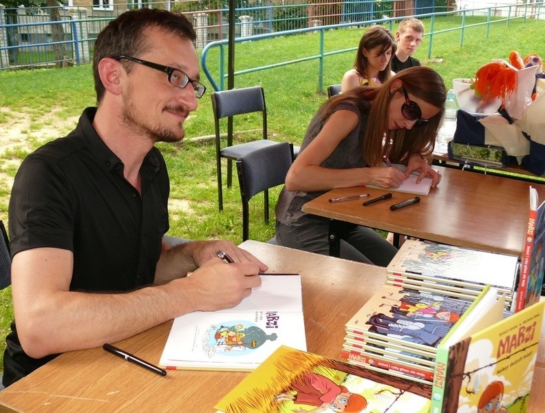 Sylvain i Marzena podpisują książki.