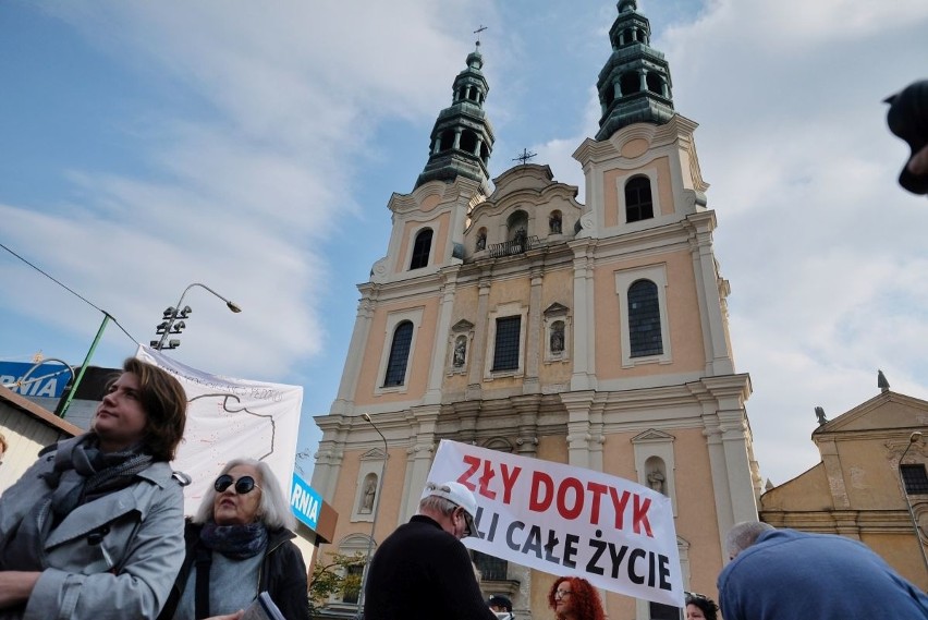 "Zły dotyk boli cale życie" - taki transparent nieśli w...