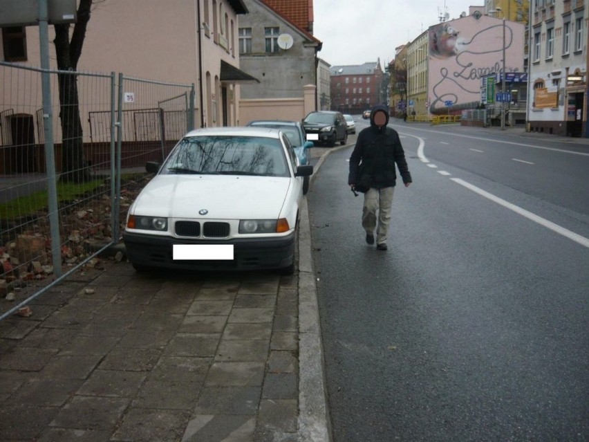 Mamy zdjęcia bydgoskich mistrzów parkowania w akcji. Przejścia nie ma! [zdjęcia]