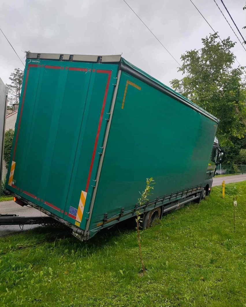 Wypadek pod Krakowem i utrudnienia w ruchu. Pojazd ciężarowy wpadł do rowu i blokuje przejazd