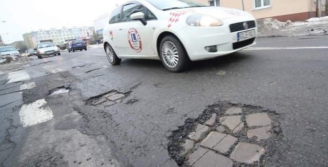 Ulica Grodzka w Słupsku "najeżona" jest dziurami.