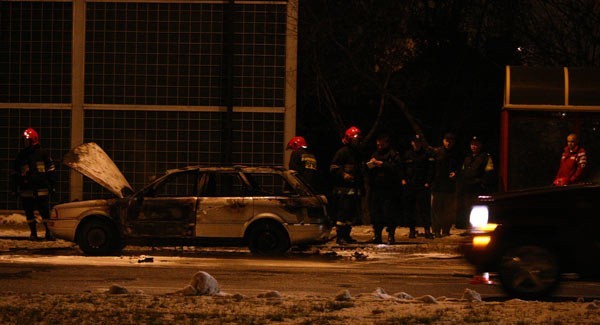 W Rzeszowie spalil sie samochódKilkanaście minut po godzinie 19 na al. Armii Krajowej w Rzeszowie z niewyjaśnionych przyczyn zapalil sie samochód osobowy.
