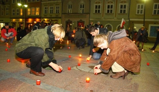 10 kwietnia 2012. Uczestnicy uroczystości w 2. rocznicę katastrofy zapalili na opolskim Rynku znicze ułożone w napis "Pamiętamy 10.04.2010".