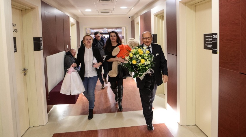 Szczęśliwi rodzice Igi dostali od prezydenta Ferenca kwiaty,...