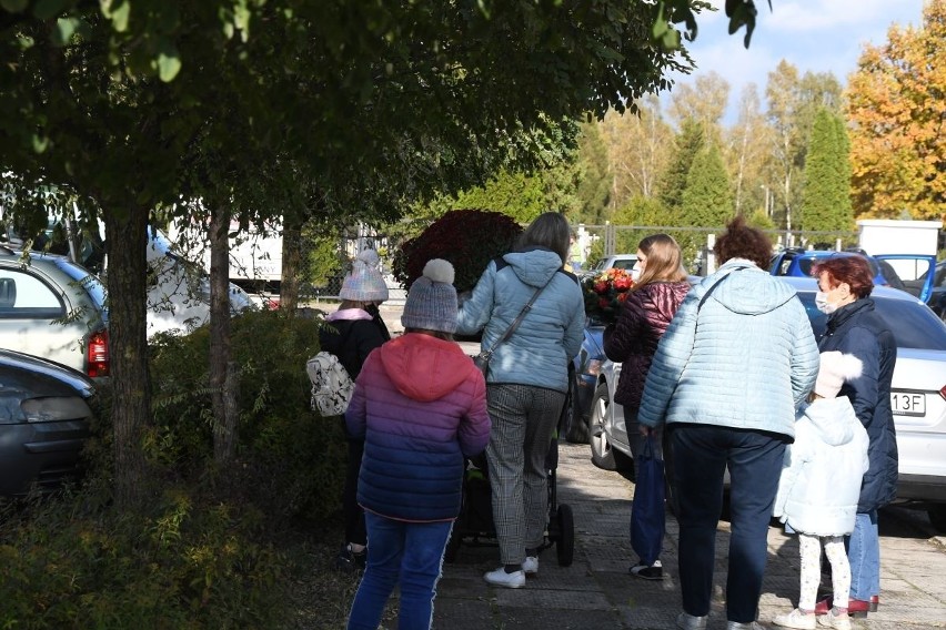 Wiele osób pojawiło się na Cmentarzu Komunalnym w...