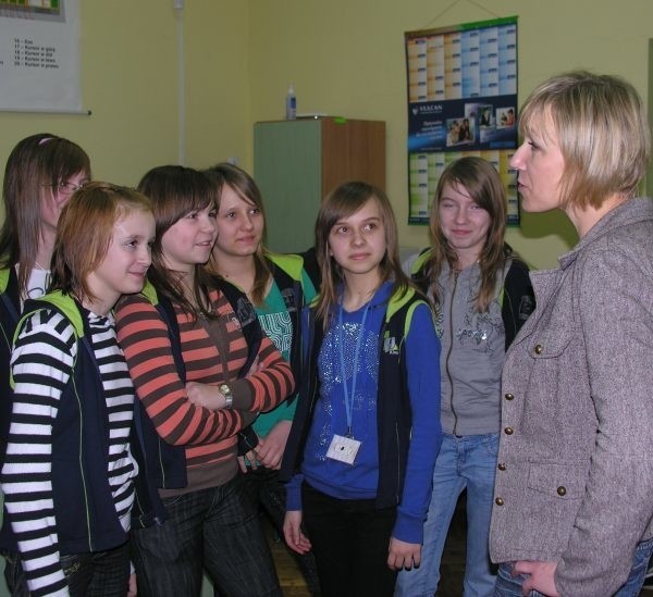 Nauczycielka Ewa Jerczyńska-Mazur rozmawiała wczoraj z szóstoklasistkami o środowym spotkaniu na temat szczepień w "jedynce".