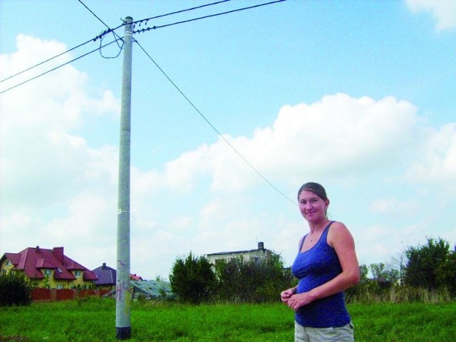 h Cieszę się, że wreszcie na tych słupach zostaną zamontowane latarnie &#8211; mówi Agnieszka Dzięgielewska, mieszkanka ul. Sadowej w Grajewie