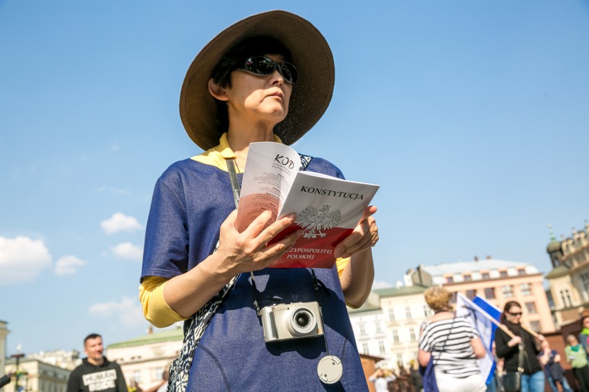 Znani krakowianie czytali konstytucję na Rynku [ZDJĘCIA, WIDEO]