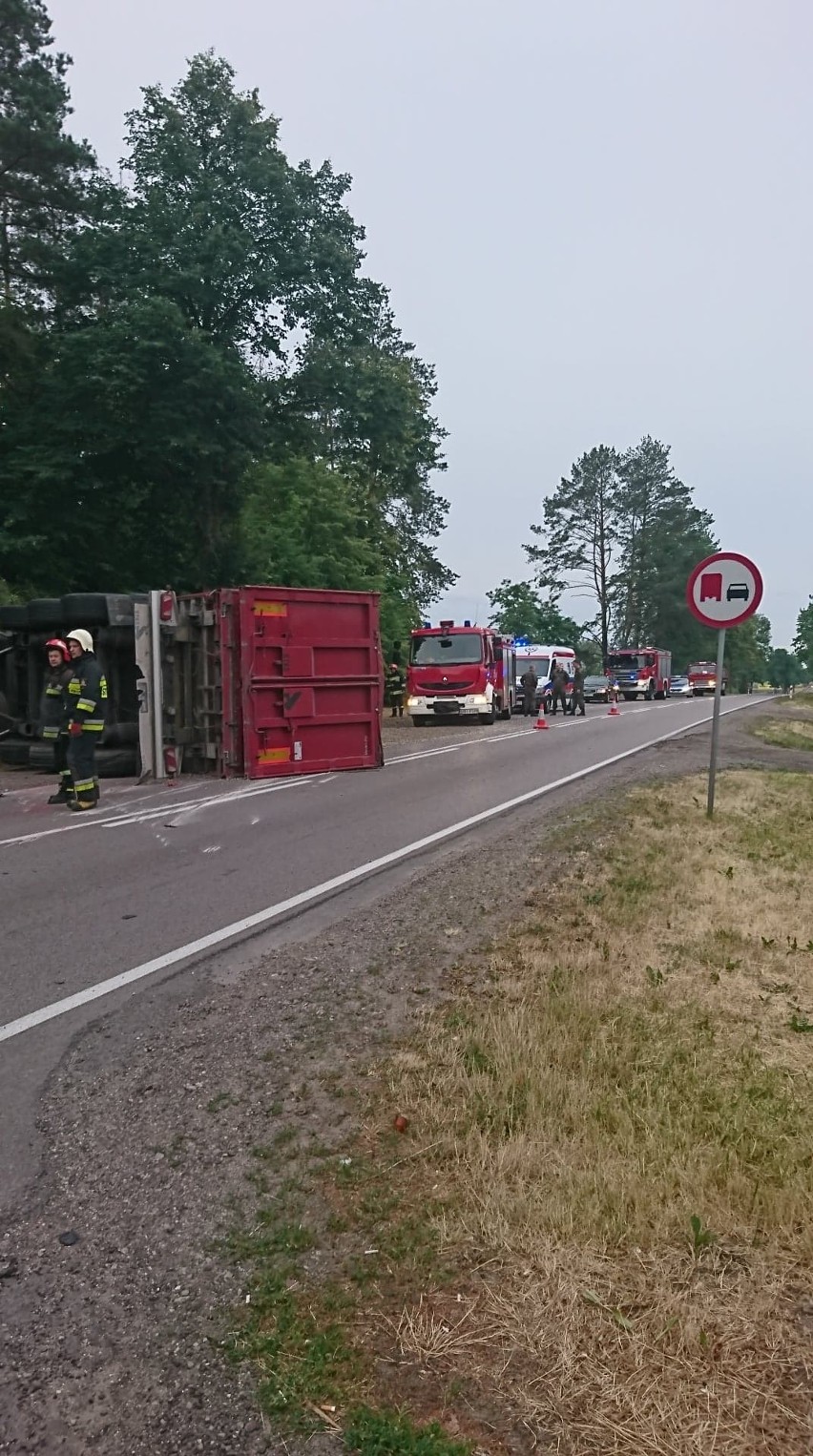 Wypadek na DK 19 w miejscowości Ploski. Kierowca TIR-a zjechał do rowu. Jedna osoba poszkodowana