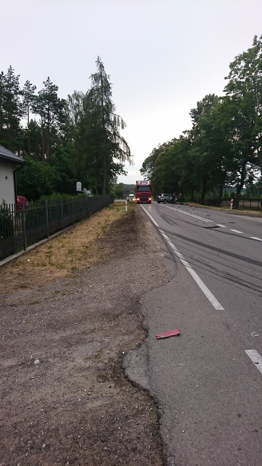 Wypadek na DK 19 w miejscowości Ploski. Kierowca TIR-a zjechał do rowu. Jedna osoba poszkodowana