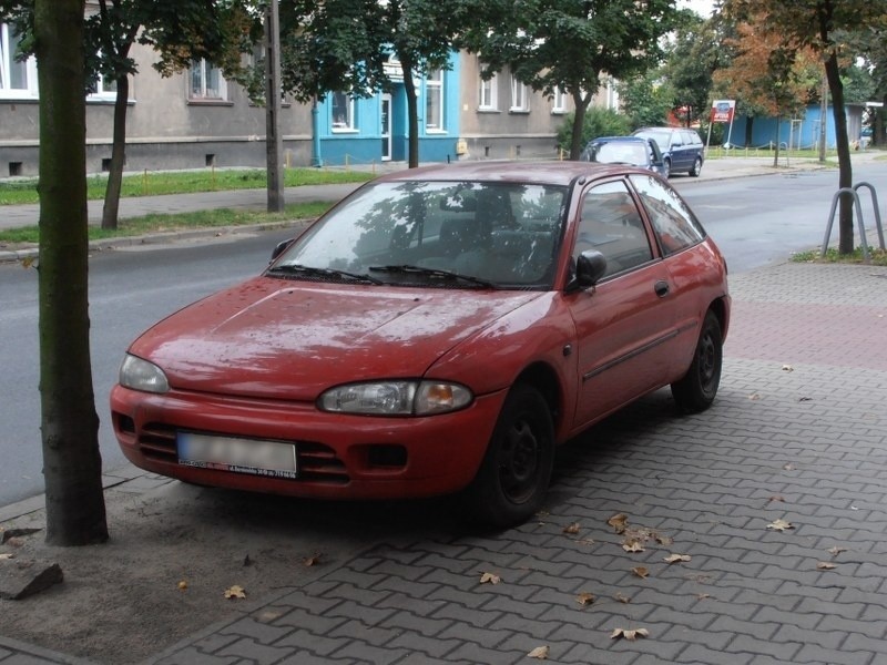 Poznań: Porzucone wraki szpecą i zajmują miejsca parkingowe [ZDJĘCIA]