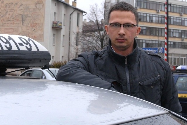 Marcin Sierżęga, kierowca Radio Taxi Rzeszów: klientów jest coraz mniej, a taksówek tak dużo, że czasami nie mieścimy się na postojach. O zarobek bardzo trudno, dlatego coraz mniej osób decyduje się na ten zawód.