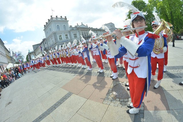 W niedzielę, w samo południe, na fontannach u zbiegu ulic Żeromskiego i Focha w Radomiu odbyły się uroczystości miejskie z okazji dwunastej rocznicy wstąpienia Polski do Unii Europejskiej.