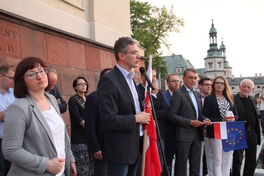 Wielka manifestacja w centrum Kielc „Wolne Sądy” z tysiącami uczestników  