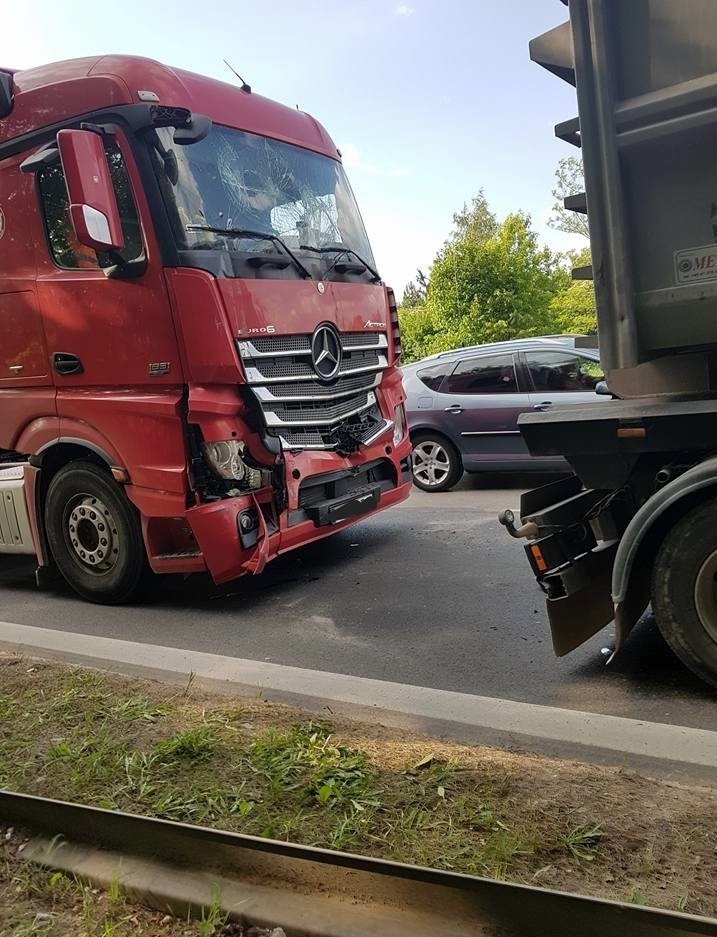 Olkusz. Dwa tiry i samochód osobowy blokują jeden pas ruchu w kierunku Krakowa [ZDJĘCIA]