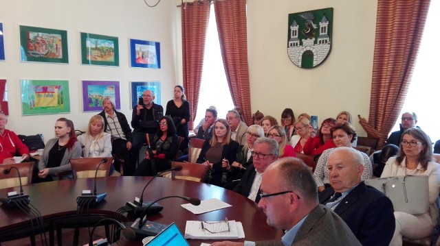 Pracownicy Izby Administracji Skarbowej zamierzają walczyć, aby instytucja pozostała w Zielonej Górze. We wtorek odwiedzili sesję rady miasta