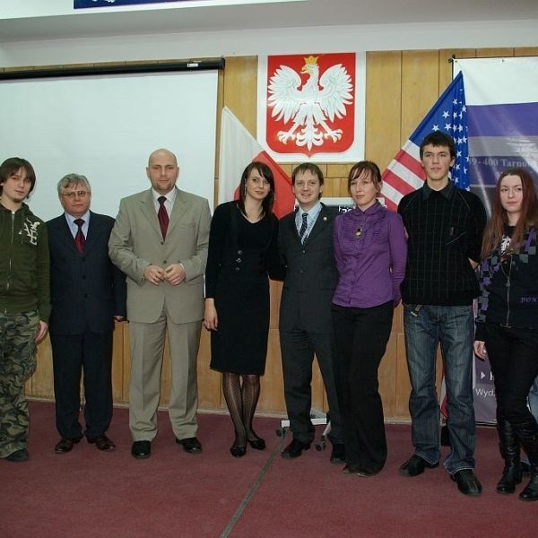 Nathan Halat, amerykański wicekonsul  (w środku) spotkał się ze studentami uczestniczącymi w programie wakacyjnej pracy w USA.