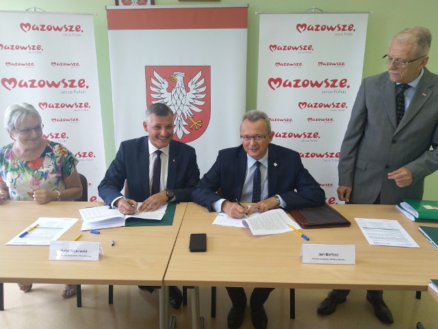 Umowy podpisane zostały w środę, 7 sierpnia. Od lewej: wicemarszałek Rafał Rajkowski i burmistrz Arkadiusz Sulima